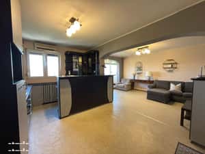 Ap 3 camere, decomandat,etaj 5 – zona Piața Rogerius.Pret 104.900 euro