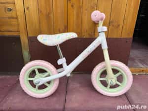 Bicicleta roz fara pedale
