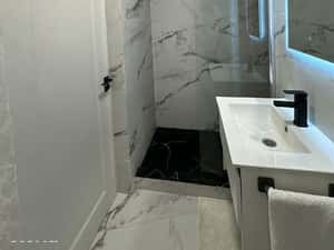 Vând apartament 2 camere Centru — miniatura 3