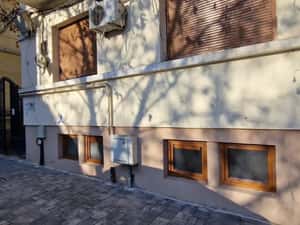 Apt. demisol in vila interbelica cocheta,zona centrala.