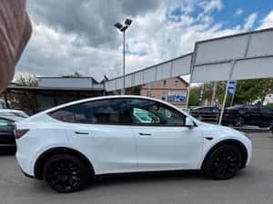 Tesla Model Y SUV electric 514 cp — miniatura 6
