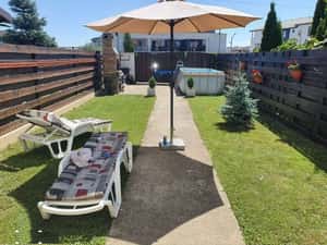 Vand apartament 3 camere decomandate , la vila + curte individuala