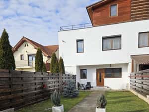 Vand apartament 3 camere decomandate , la vila + curte individuala — miniatura 3