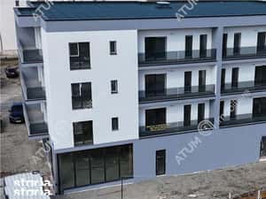 Apartament 2 camere decomandate parcare si balcon zona Brana Selimbar — miniatura 1