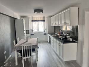 Inchiriez apartament  3 camere Mobilat Stefan Cel Mare — miniatura 1