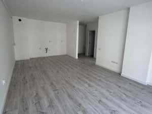 Apartament cu  2camere,finisat,etaj intermediar,parcare,zona Eroilor — miniatura 1