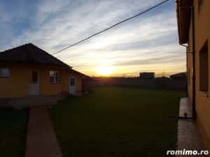 Vilă mare-individuală ,vederea panoramică Mănăstire și pădure — miniatura 5