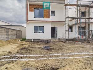 Duplex în Săcălaz despartit prin cameră tehnica