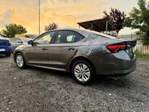 Skoda Octavia 2024 1.5tsi 150cp 32000km avariat — miniatura 2