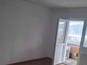 Inchiriez ap 2 camere nemobilat — miniatura 3