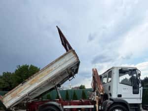 Camion basculabil cu macara