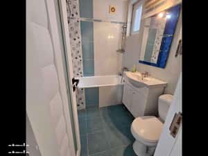 Apartament centru cu 4 camere, 2 bai, etaj 2 — miniatura 3