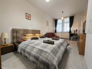 Apartament ultracentral, cu o camera si curte comuna.