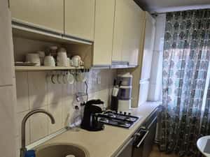 Inchiriez apartament 2 camere decomandat,etaj4/4,1MAI,zona Pelendava — miniatura 3