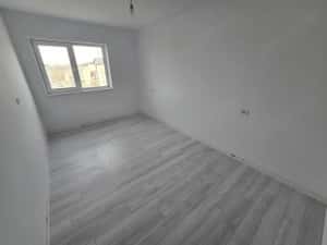 Apartament 3 camere. Decomandat. Bucatarie inchisa. GRADINA PROPRIE.Asfalt. Transport in comun. — miniatura 7