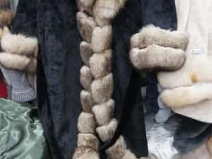 Vand palton din lana alcantara cu blana naturala de vulpe la 1550 lei — miniatura 3