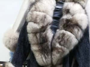 Vand palton din lana alcantara cu blana naturala de vulpe la 1550 lei — miniatura 4