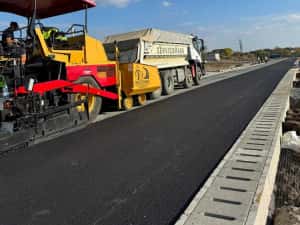 Servicii profesionale așternere mixturi asfaltice. Utilaje proprii și echipă specializată. — miniatura 5