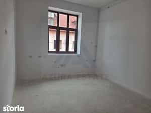 Apartament renovat 3 camere 2 bai 85 mp si pivnita  în zona Central — miniatura 4