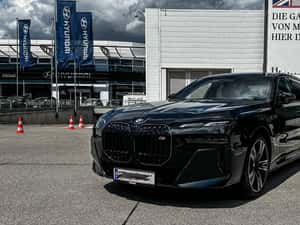 BMW M760e xDrive (G70) – Plug-in Hybrid | 571 CP | Executive Lounge | Individual Merino | Full Option — miniatura 2