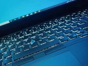 Premium Dell Latitude 5590 | I5 Gen 6 | 8 GB DDR4 RAM 2133MHz | 256GB SSD NVMe X4 | Tastatură Iluminată — miniatura 7