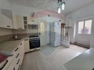 Apartament cu 3 camere de vânzare în zona Central — miniatura 3