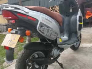 Se vinde scuter aprilia an stare perfecta de fungtionare — miniatura 4