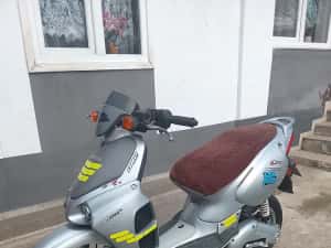 Se vinde scuter aprilia an stare perfecta de fungtionare — miniatura 6