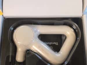 Dispozitiv de masaj Therabody Theragun Relief TG0003969-3A50, husa, 3 atasamente, cablu USB pentru incarcare, Bej