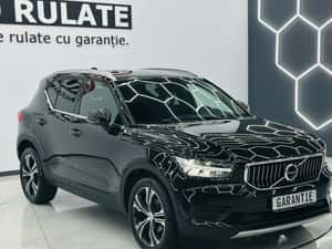 VOLVO XC40 MOMENTUM PRO — miniatura 2