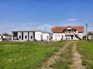 Casa cu 4 camere cu teren de 14,340 mp + platforma de beton cu hala