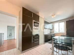 De vanzare apartament cu 4 camere mobilat in zona Stadion Corvinul — miniatura 2