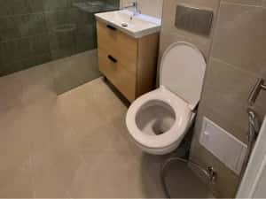 2 cam bloc de caramida etaj 1 loc parcare in curte centr proprie zona Balcescu — miniatura 2