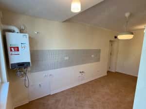 2 cam bloc de caramida etaj 1 loc parcare in curte centr proprie zona Balcescu — miniatura 3