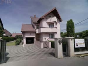 Vila eleganta cu piscina, teren generos si finisaje de calitate — miniatura 1