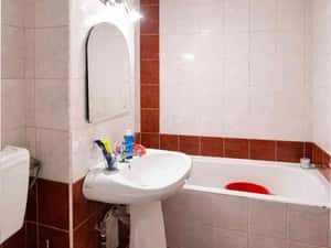 PB ,52 mp, et 3/4, Piață Rogerius, mobilat — miniatura 5