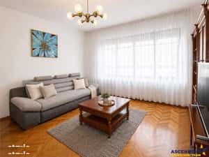 Resedinta luminoasa,farmec autentic,etaj 1, intimitate, acces facil, P