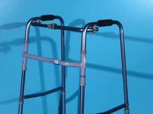 Cadru pentru mers din aluminiu - Invacare